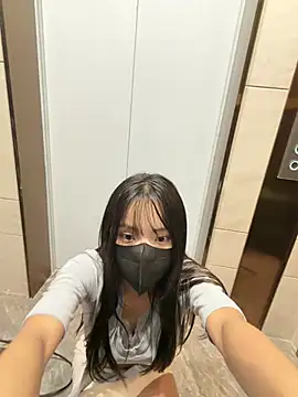 Xiao-Lin - 户外电梯口刺激脱上衣直播5分钟