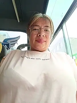 __valentina18 - Removing a bra in public