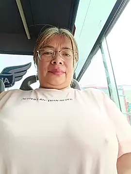 __valentina18 - Removing a bra in public