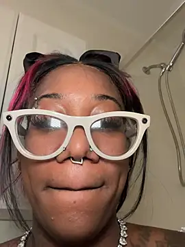 VixenCapri - Squirt out back while cleaning