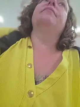 Julimonroe - Peek a boob 😈
