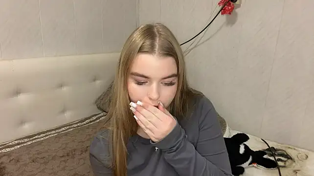 LiviaSmelser - Show tongue