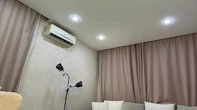 Honey_Alicia - Give me a breast massage under my dress