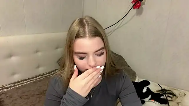 LiviaSmelser - Show tongue