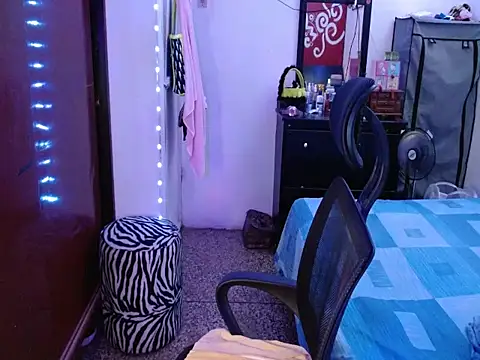 Curvy_12 - suck a dildo