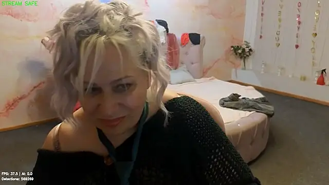 Penelope_Pinky - There's something white on my lips🥰