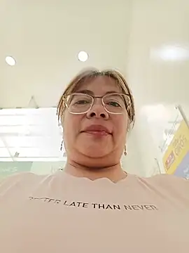__valentina18 - Removing a bra in public