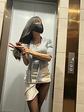 Xiao-Lin - 户外电梯口刺激脱上衣直播5分钟