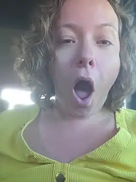 Julimonroe - Peek a boob 😈