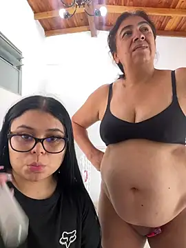 Alissonfernandez_ - Nana spanks her ass shhh