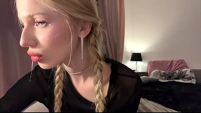 Alicekittyy - tease with my breast close to cam