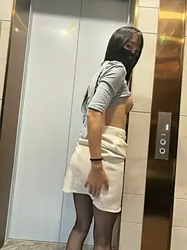 Xiao-Lin - 户外电梯口刺激脱上衣直播5分钟