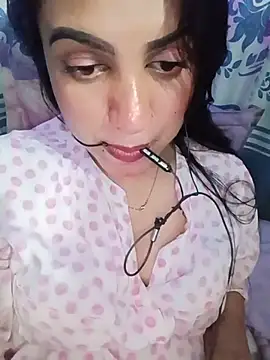 Maya-120 - Lip show
