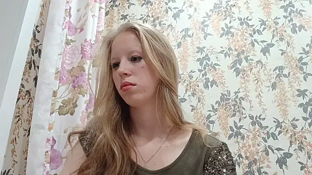 ToniaAldas - Look at my cleavage