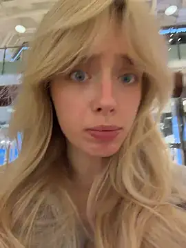PollyLolly - Show my panties the shoppimg MALL