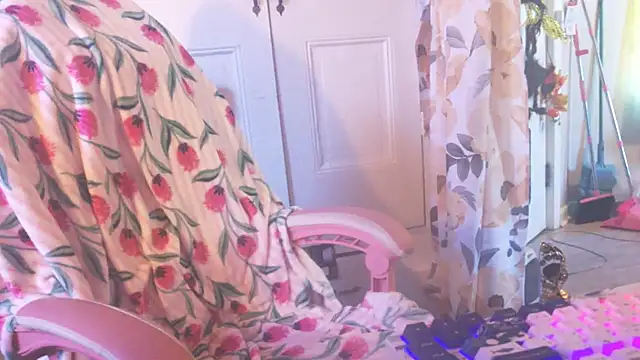 Nastydianastrips - SQUIRT ON YOUR VIBRATOR FOR US RIGHT NOW