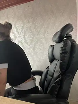 Isabella_varella- - striptease and oil all over my body😈