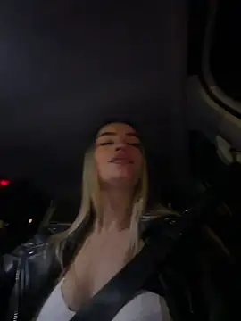 SelenaSweetie - Show boobs în public (car)