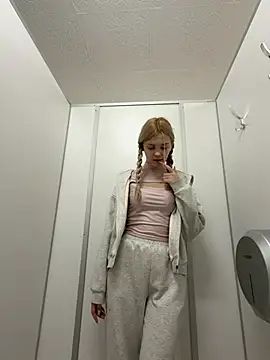 Elsawhere - Elsa UWU n lick camera 🍭