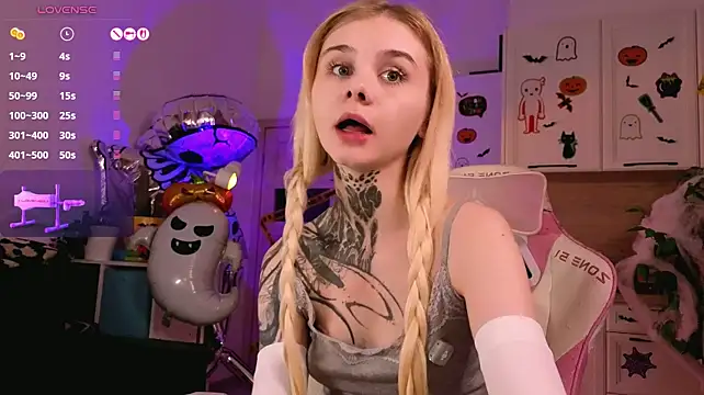 Britney_Lynch - 2 fingers in pussy