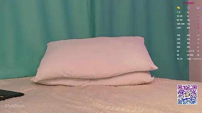 Molliblum - play with ass butt plug