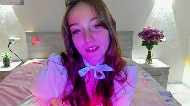Alis_tauber - teasing on bed