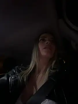SelenaSweetie - Show boobs în public (car)