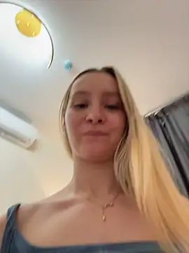 LunaVelvetti - take off shorts