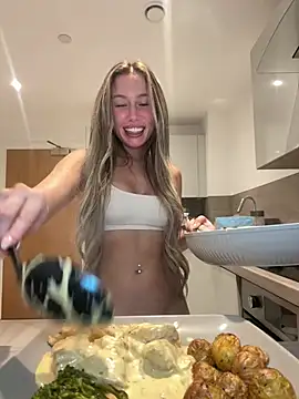 SexySaraxxoo - Strip off tease 😻