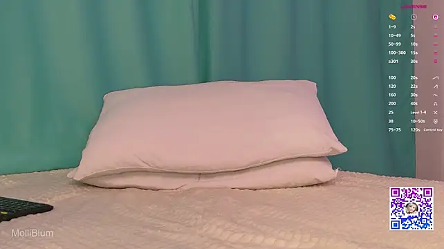 Molliblum - play with ass butt plug