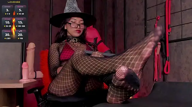 Roxxy_white - middle finger and spit toes