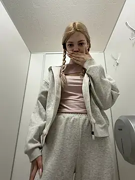 Elsawhere - LOUD MEOW MEOW in men WC😻