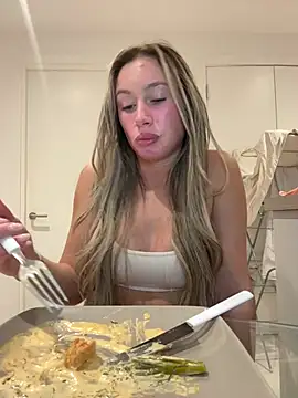 SexySaraxxoo - Strip off tease 😻
