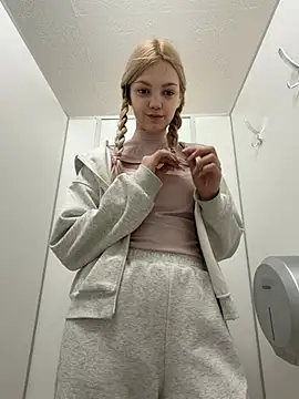 Elsawhere - LOUD MEOW MEOW in men WC😻
