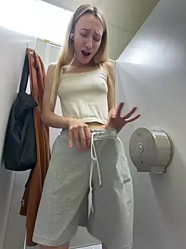 Lia-see-ya - Keep my top up + check out the door😰🔞