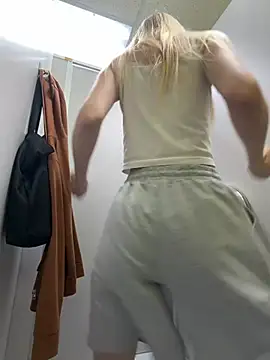 Lia-see-ya - Keep my top up + check out the door😰🔞