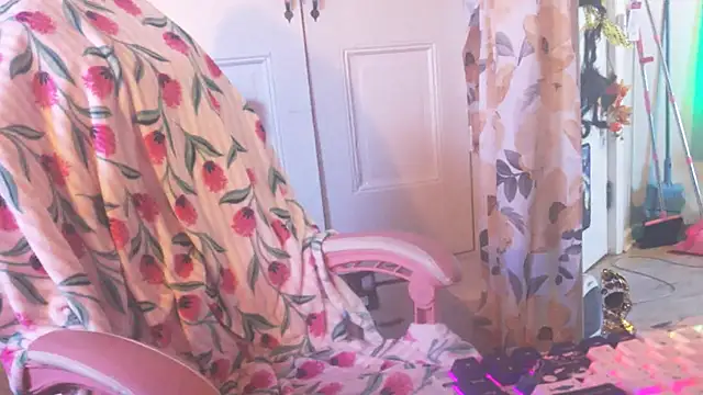 Nastydianastrips - SQUIRT ON YOUR VIBRATOR FOR US RIGHT NOW
