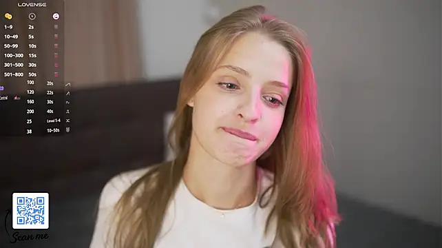 FayeLivingston - make ass red in doggy pose