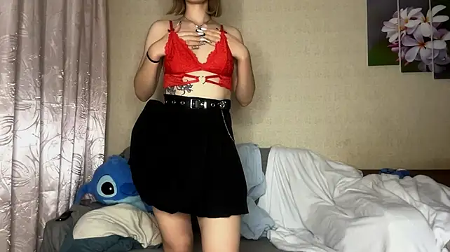 AshantiLeffel - To play around with bra straps