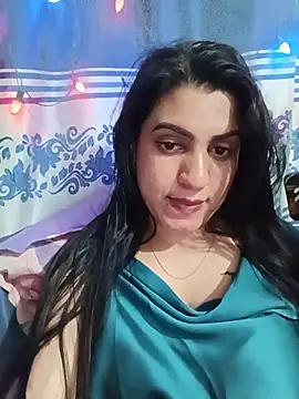 Maya-120 - Lip show