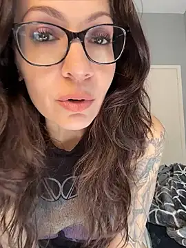 BeautifulMesss - Pussy play door open roomate downstairs