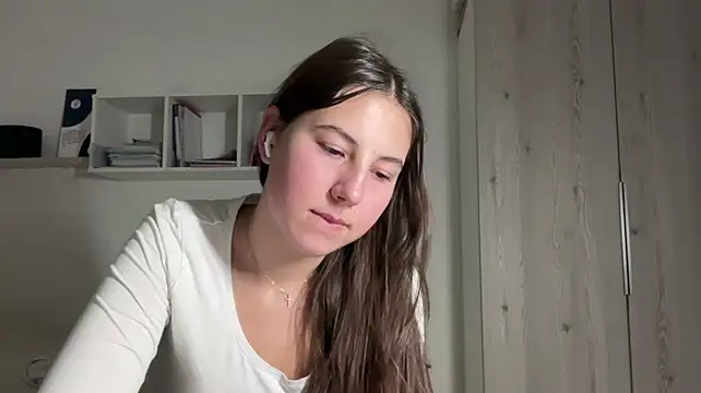 Rubymoonv - Pinch my nipples under the top!🔞