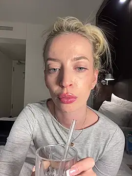 Katharina_Wagner - Nippel steif machen und drücken🤏🏻