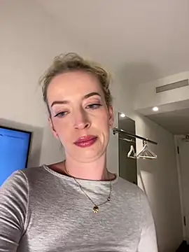 Katharina_Wagner - Nippel steif machen und drücken🤏🏻