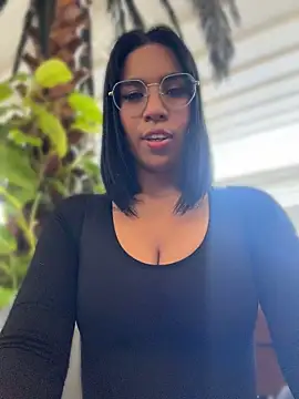 AlaiaStearling_ - kiss in public with my friend