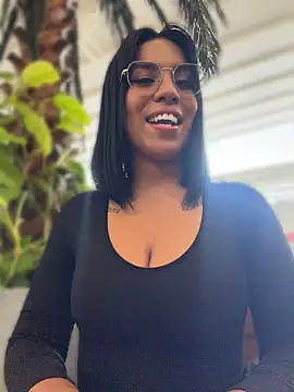 AlaiaStearling_ - kiss in public with my friend