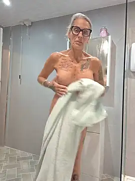 Busty-MorganXX - finger pussy fror 5 mins