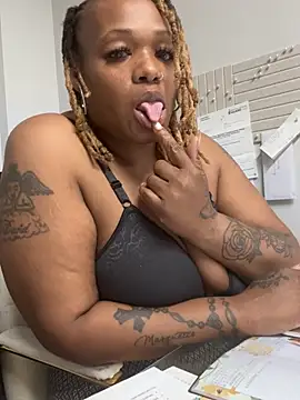 Queen_Phoenix - Work with bra on