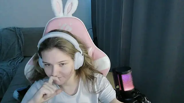 HelenMo0n - cute air kiss