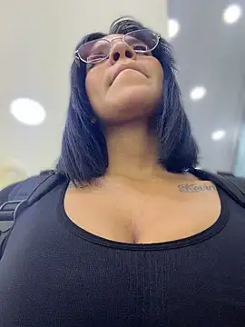 AlaiaStearling_ - kiss in public with my friend